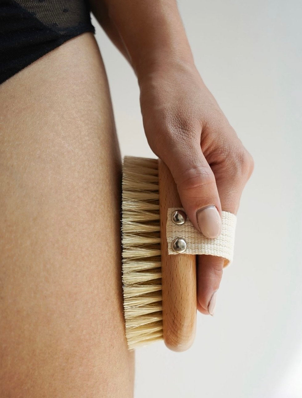 Brossage à sec : bienfaits et rituel pour réveiller le corps naturellement